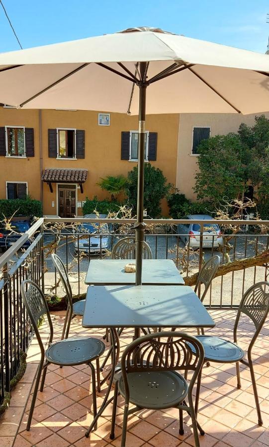 Al Glicine Apartments Lazise Bagian luar foto