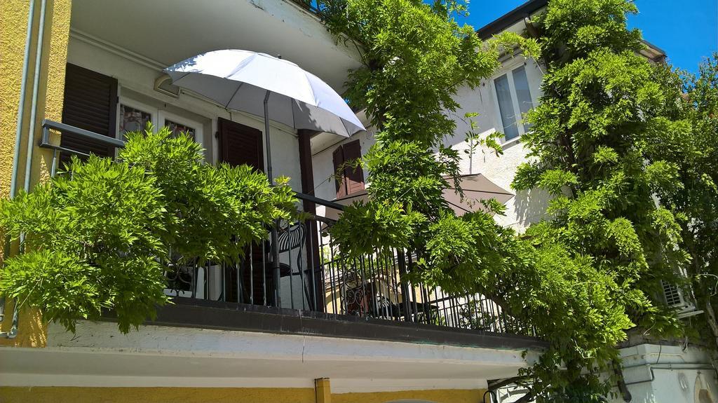 Al Glicine Apartments Lazise Bagian luar foto